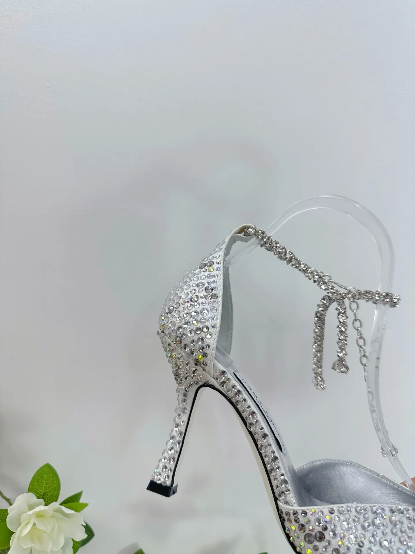 👟👟Ex-factory price 820👟👟 JIMMY CHOO (Jimmy CHOO) 💝💝💝 is a very comprehensive noble fashion lifestyle brand, with a series of women's high-heeled, medium-heeled, flat-heeled sandals with the same strap from major fashion bloggers and celebrities in Hong Kong and the United States.  The Australian pointed toe, round toe and square toe series are simply beautiful. Fall in love with elegance and playful sense of the future. Just by looking at them, you want to own them immediately, but you can really think about a pair of exquisite high heels~~~~~~~~~~~~~~~~~ 💝This series is specially designed for extraordinary and indifferent ladies, thus creating a unique overall effect, Jimmy Choo Design products that inspire women to move forward and show their charm💝💝💝 1⃣️Material: Imported silk hot diamond 2⃣️Inner: Imported Italian lambskin, super soft and delicate 3⃣️Outsole: Imported Italian original original color genuine leather injection molded outsole Heel height 8.5 4⃣️Code number: 35 to 39 (34.40.41.42. Customized)